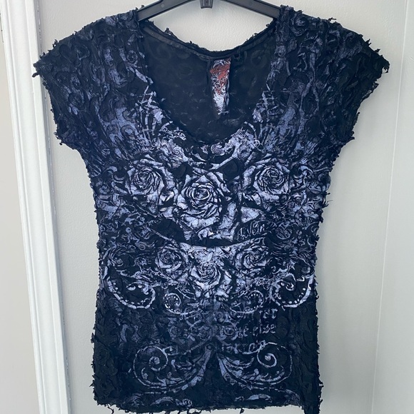 In Vein • Black short sleeve shirt w roses print - Picture 2 of 8